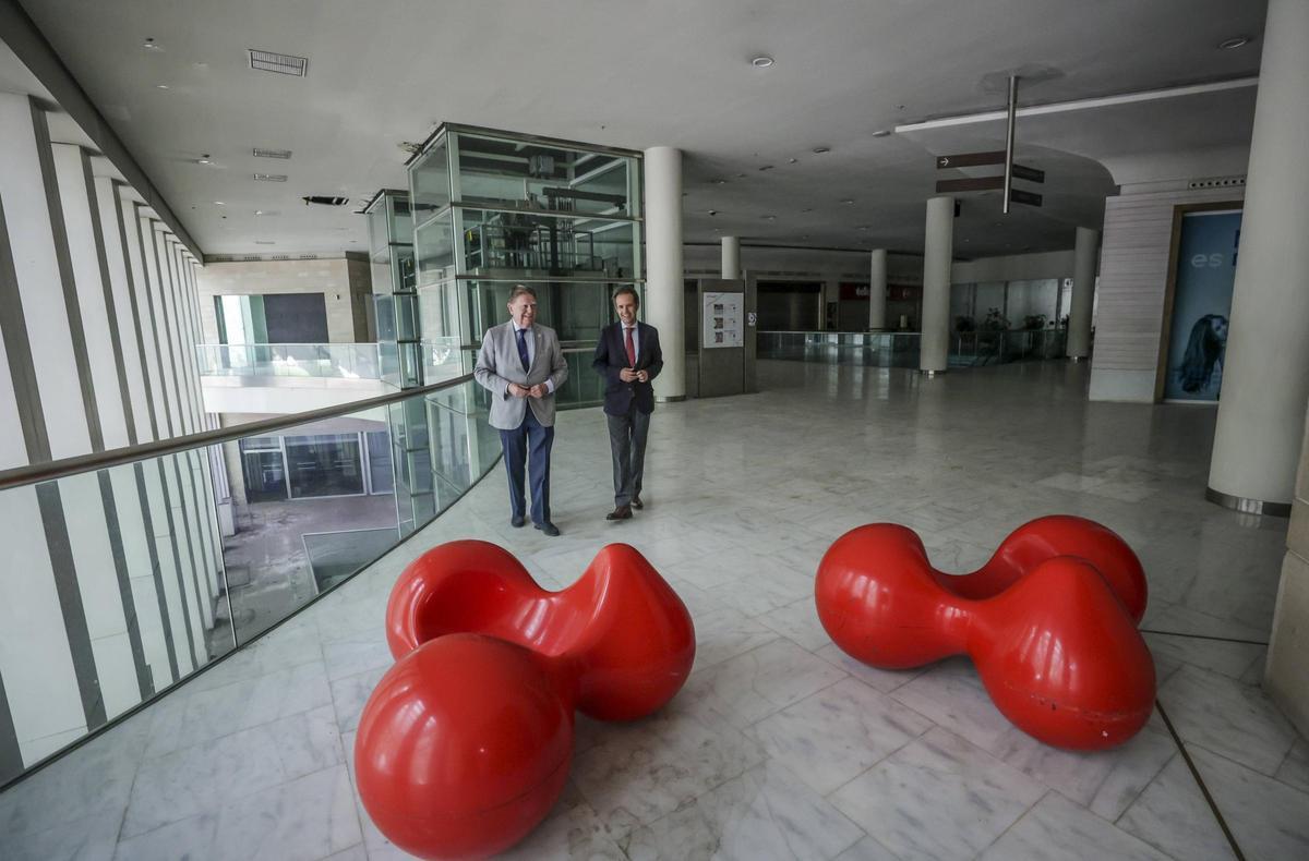 Alfredo Canteli y Nacho Cuesta durante una visita a la galería del Calatrava en 2024.