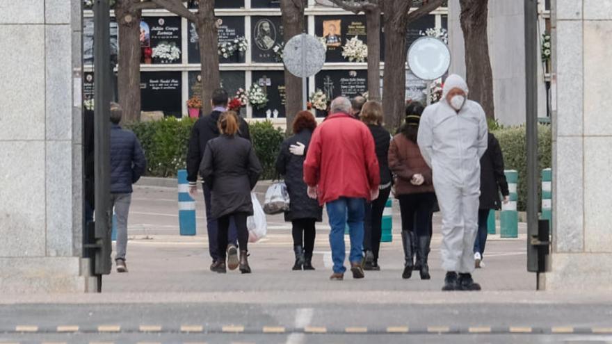 Los enterramientos se hacen a puerta cerrada y únicamente pueden acceder los familiares directos.