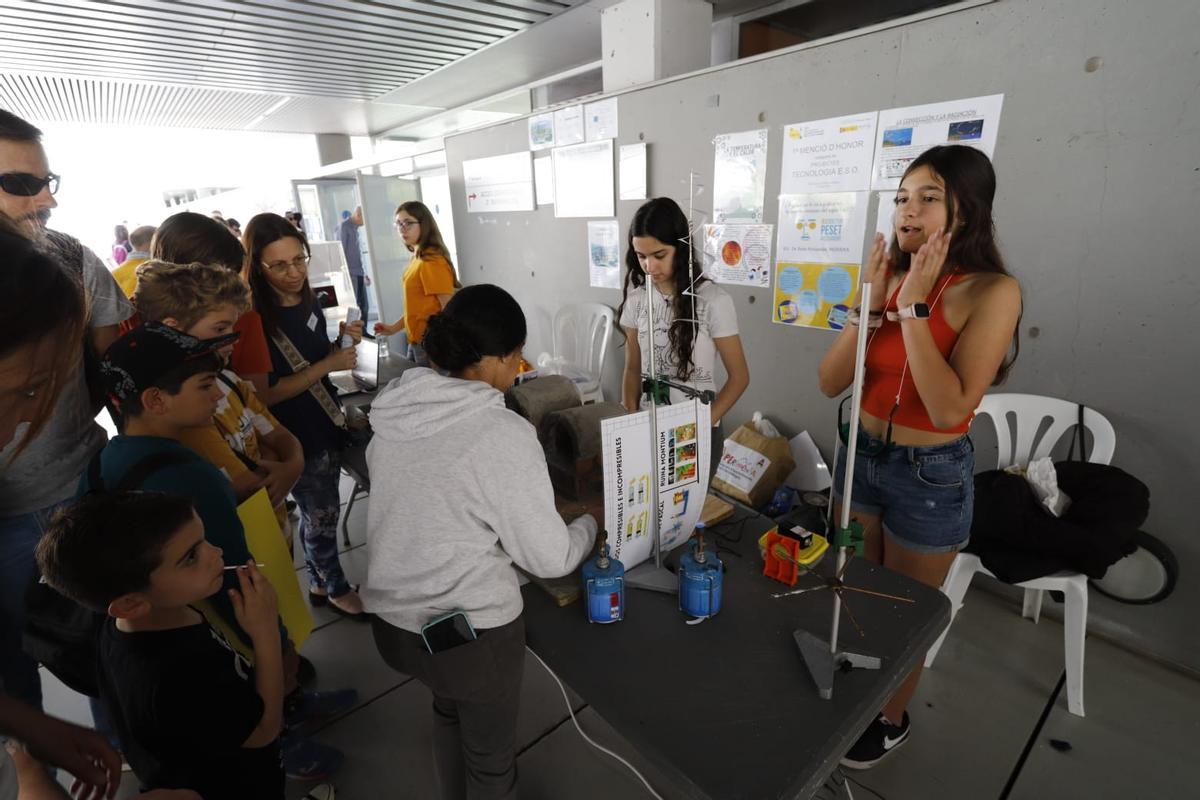 Miles de jóvenes se acercan a la ciencia en la Expociencia en el Parc Científic de la UV