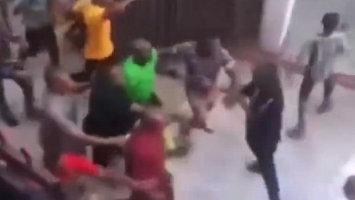 El primer árbitro que fue al bar y no al VAR para revisar un gol está en África