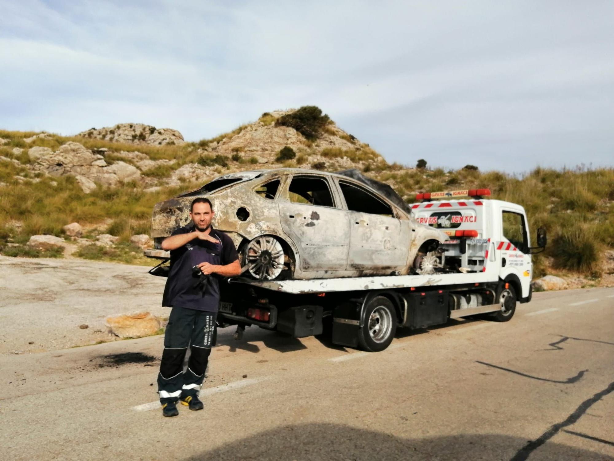 La carretera de sa Calobra, cortada por un incendio en el Nus de sa Corbata