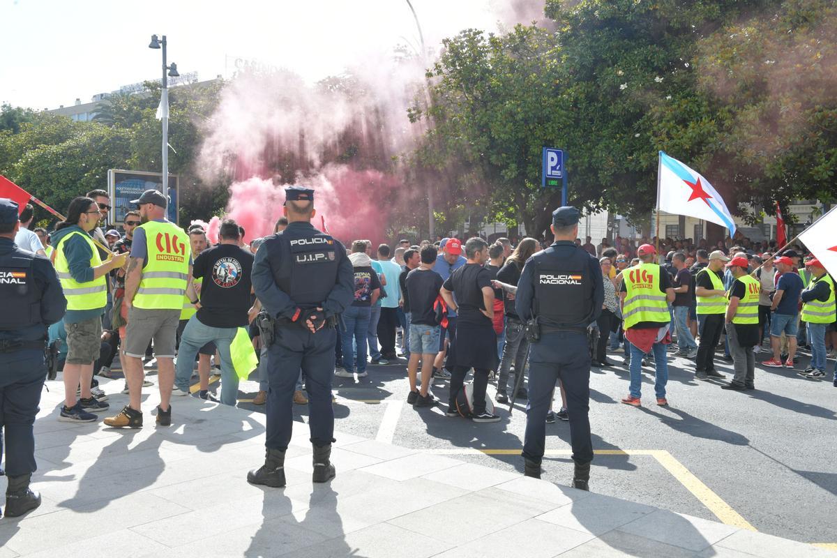 Los manifestantes se han concentrado ante un acto en el que participaba el presidente de la Xunta para demandar "un convenio digno".