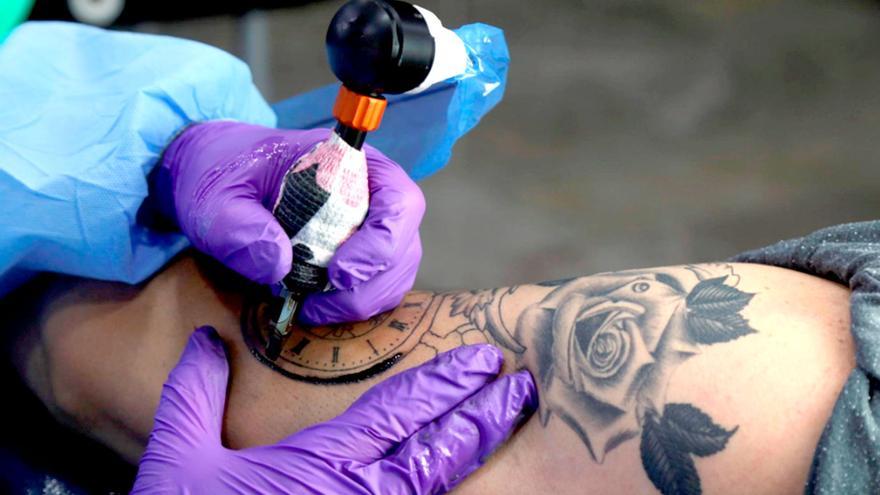 Sanidad prohíbe unas tintas para tatuajes distribuidas en centros de tatuaje en España