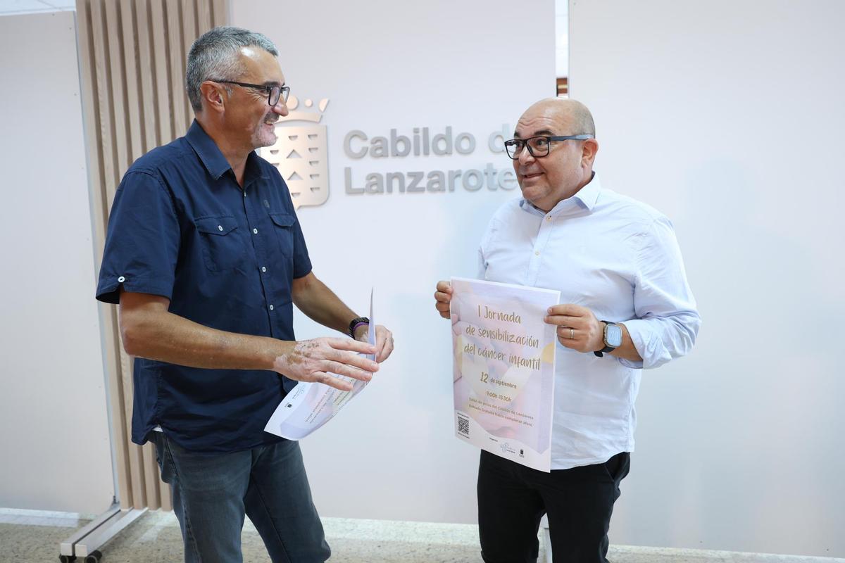 Marci Acuña (i) y José Pérez, este miércoles, en el Cabildo de Lanzarote, en la presentación de la I Jornada de Sensibilización del Cáncer Infantil.