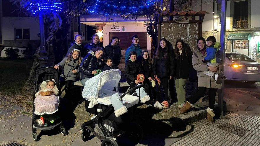 Niños y niñas de Arenas de Cabrales piden el aguinaldo
