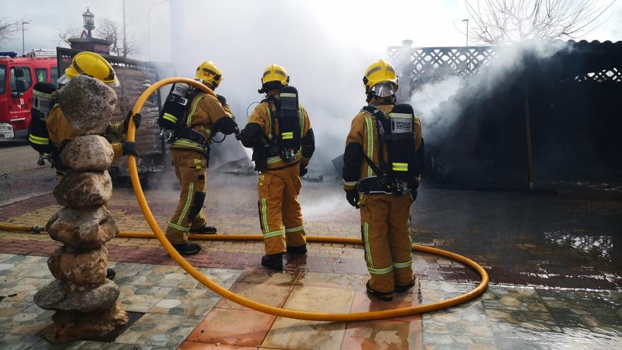 Un policía local de Bunyola se quema una mano al intentar apagar un fuego en un chalé en Palmanyola