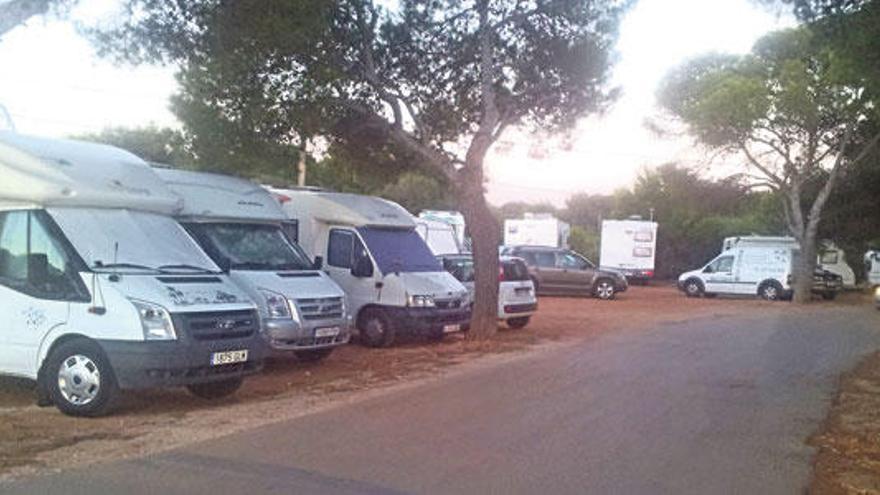 Autocaravanas estacionadas en la costa del municipio.