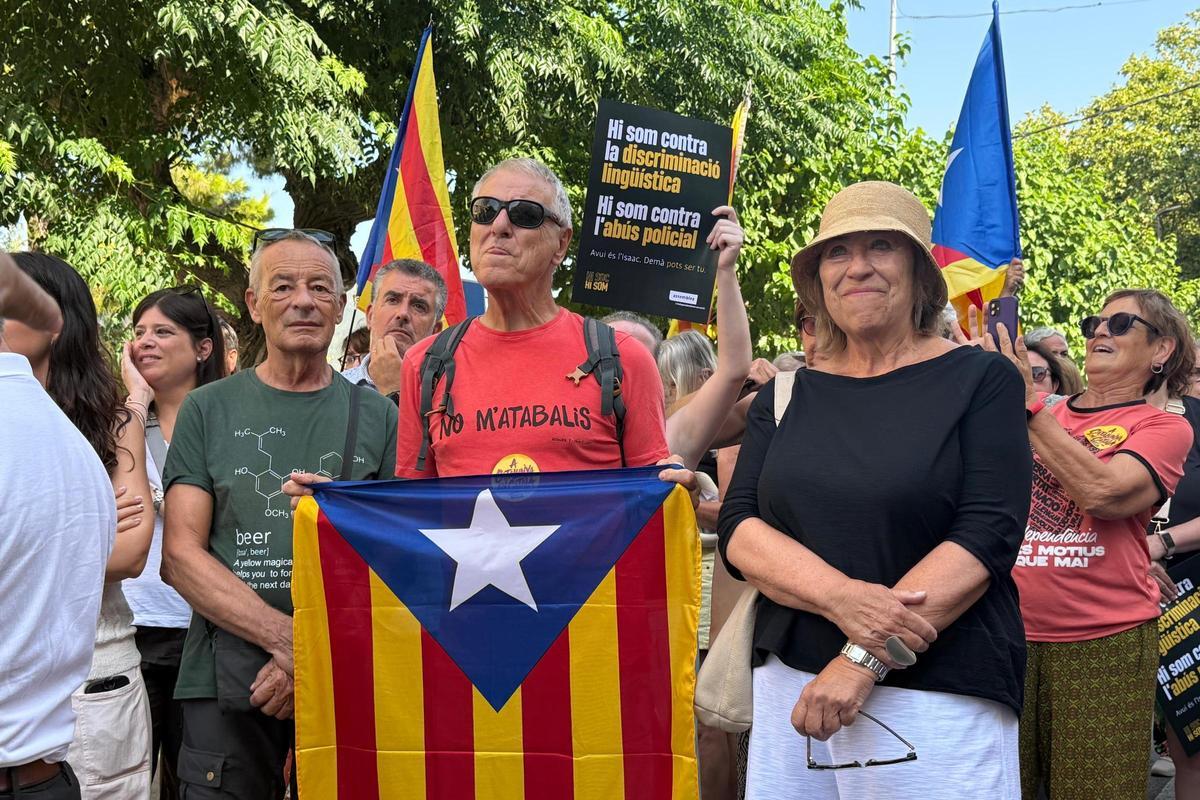 Les imatges de la concentració davant de la comissaria de la Policia Nacional de la Jonquera Les imatges de la concentració davant de la comissaria de la Policia Nacional de la Jonquera
