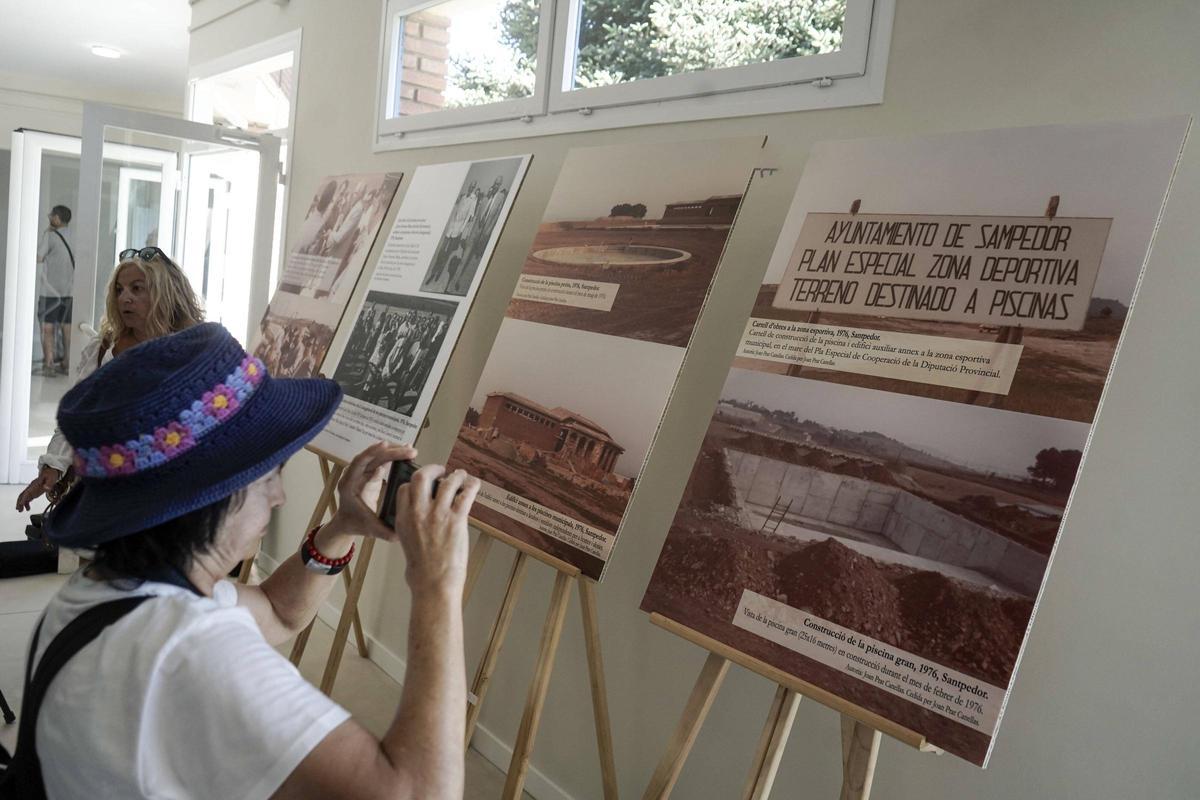 Una exposició explica, al vestíbul, la història de mig segle de les piscines