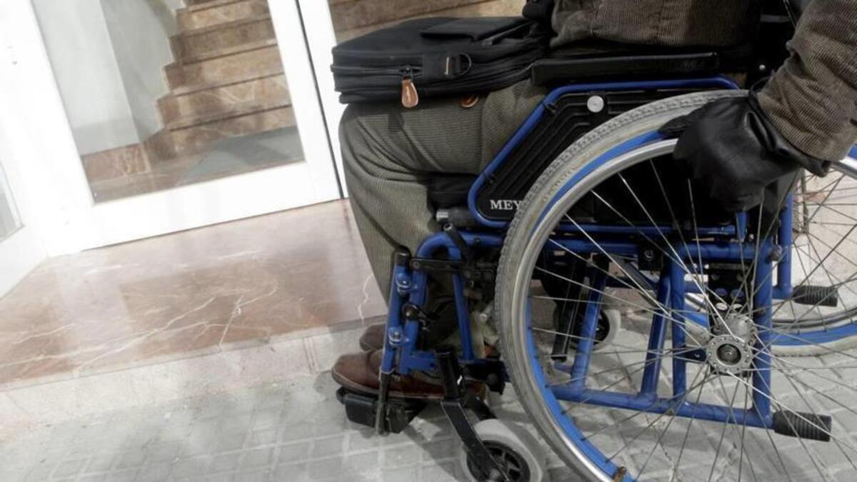 Un hombre en silla de ruedas en Palma.