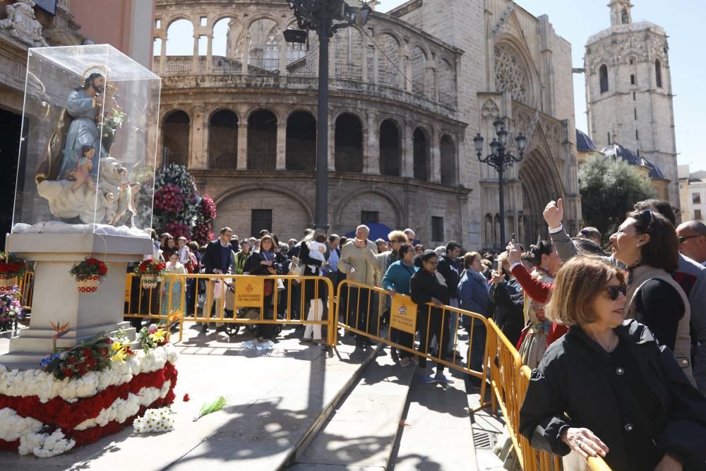 La Mare de Déu luce su manto en la Plaza de la Virgen