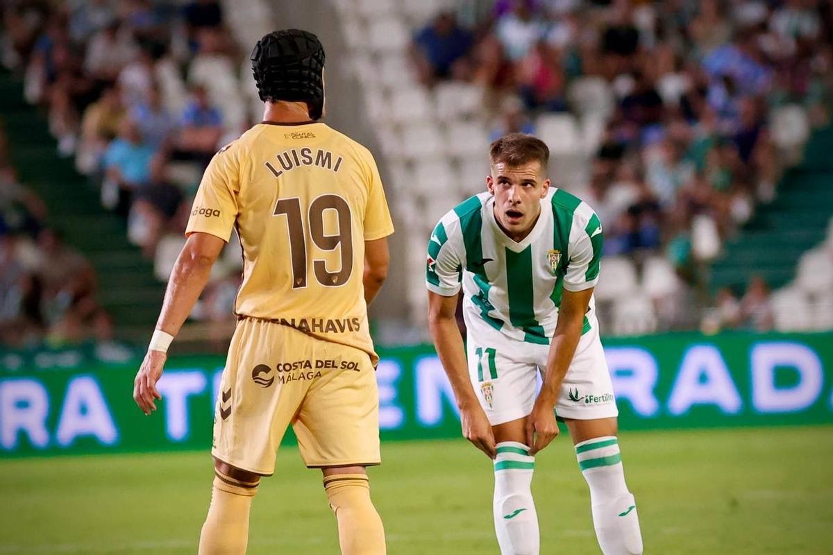 Ander Yoldi, junto al blanquiazul Luismi en el Córdoba CF-Málaga de este curso.