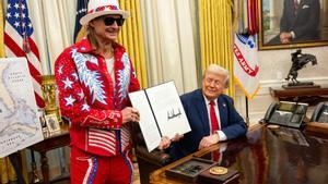 Kid Rock y el presidente de EEUU, Donald Trump, firma una orden contra la reventa de entradas en la Casa Blanca, el pasado lunes.