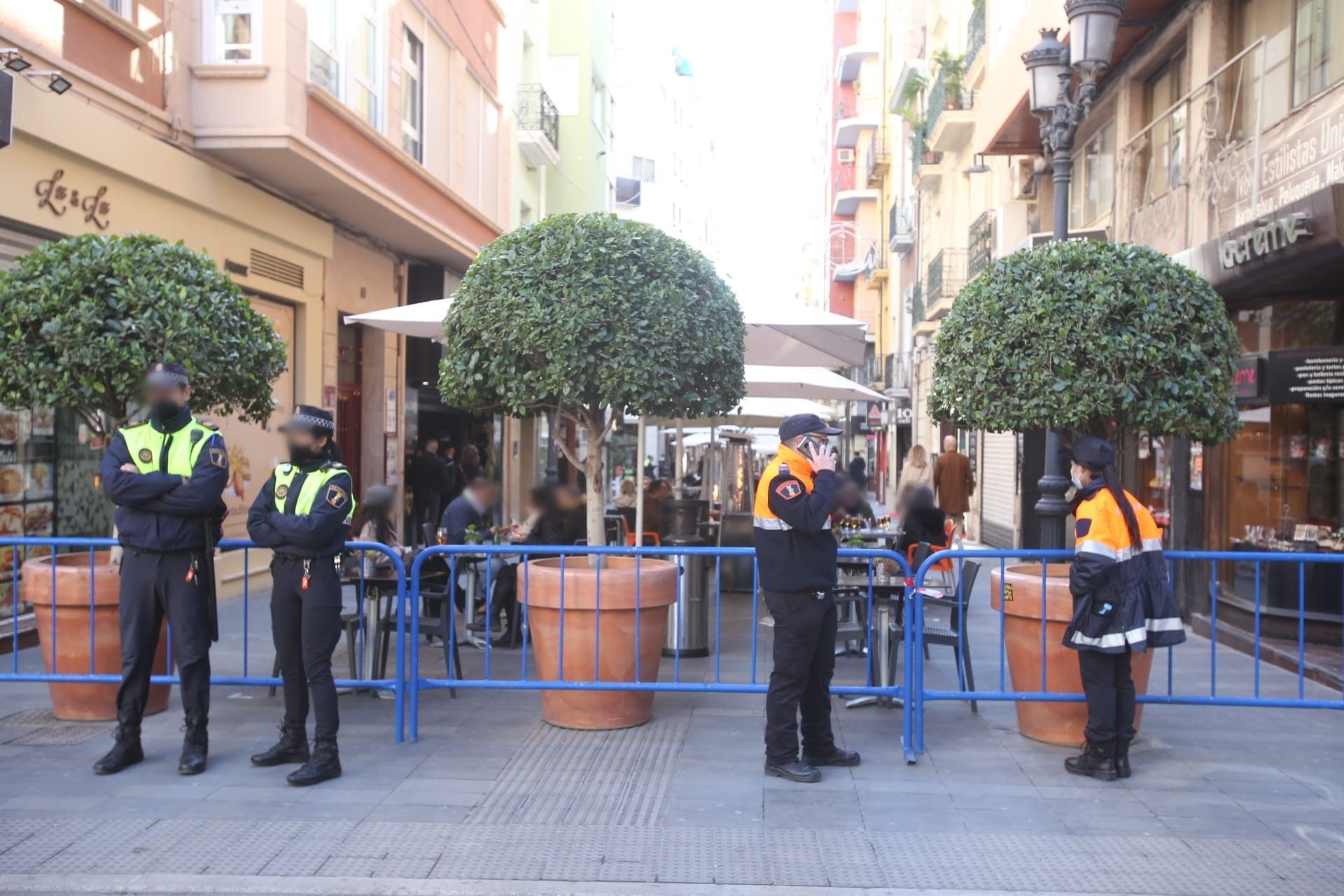 El repunte del covid y los controles policiales no frenan la “Tardevieja” en Alicante