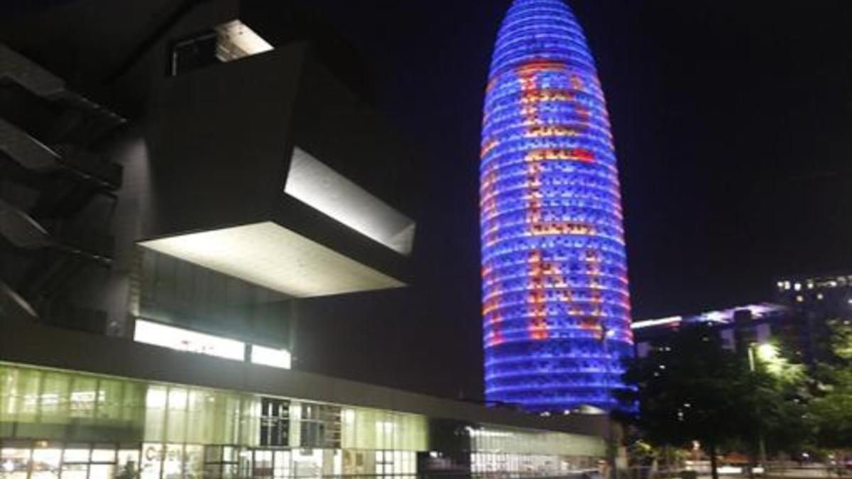 La Torre Glòries, iluminada en favor de la Agencia Europea del Medicamento.