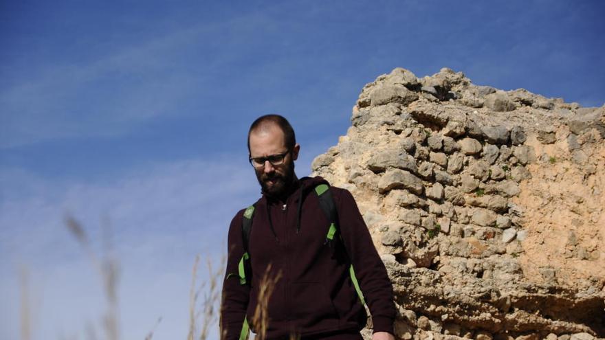 El arqueólogo Joan Negre, en una visita al castillo de Bairén.