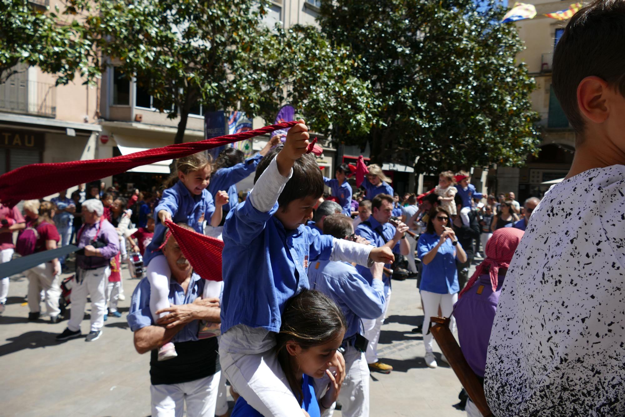 La plaça es tenyeix de colors amb la Diada Castellera de Santa Creu