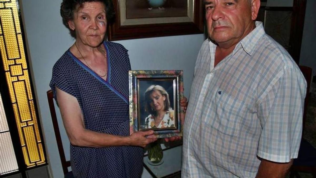 Los padres de Casta Carrillo sostienen un retrato de su hija.