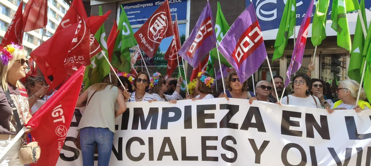 Las trabajadoras del sector de la limpieza se manifestaron este lunes a las puertas de la sede de la CEOE, en Zaragoza.