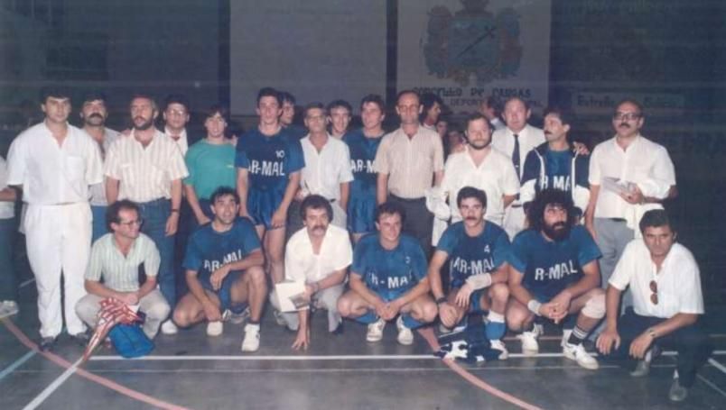 Penelas –el cuarto desde la derecha, de pie– en una foto con varios “pioneros” del club y los jugadores por el 25º aniversario. | // B.C.