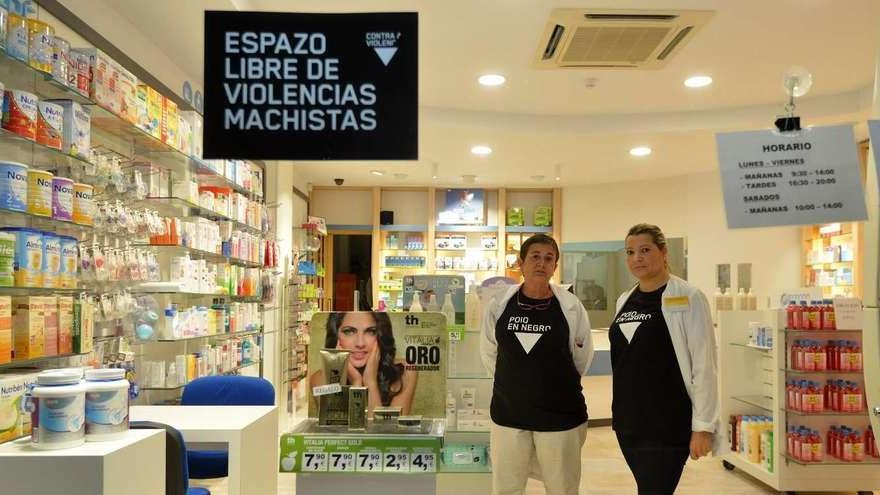 Una farmacia de la localidad con los motivos contra la violencia de género. // Gusavo Santos