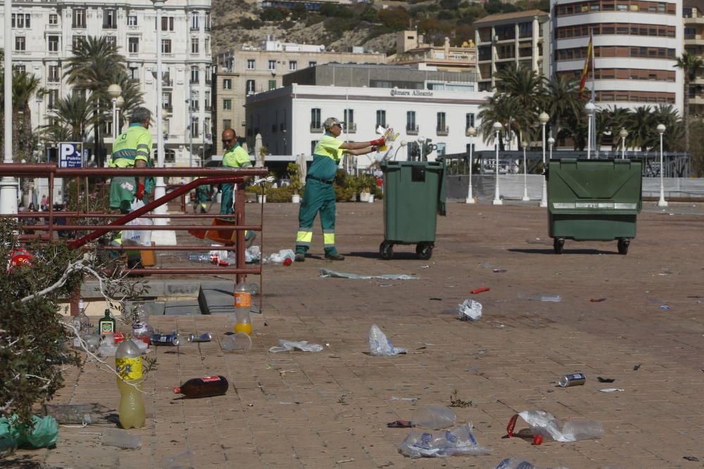 Alicante amanece disfrazada de basura.