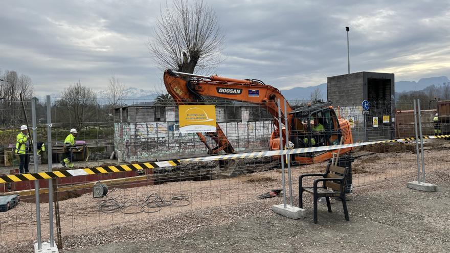 Arriondas se protege contra las inundaciones: las obras para prevenir daños por las crecidas de los ríos llegan al centro de la localidad y obligan a cerrar la pasarela peatonal sobre el Piloña