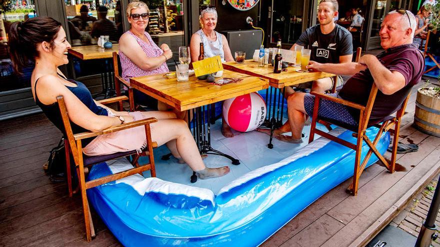 Un grupo de turistas se refresca en Amsterdam // ROBIN UTRECHT