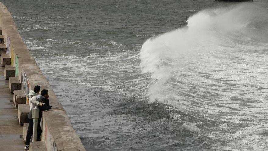 Asturias, en alerta por fuertes rachas de viento y oleaje en la costa