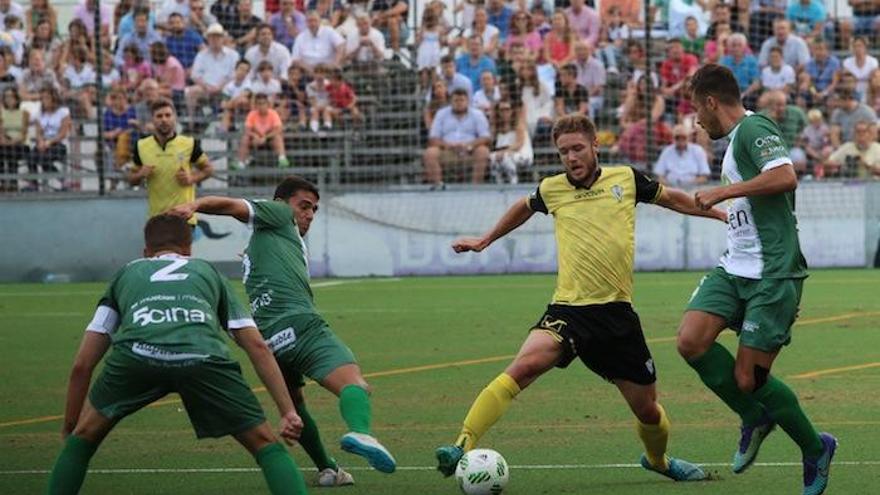 Joseba Beitia, atacante del Marbella, autor del primer gol ante el Atlético Mancha Real.