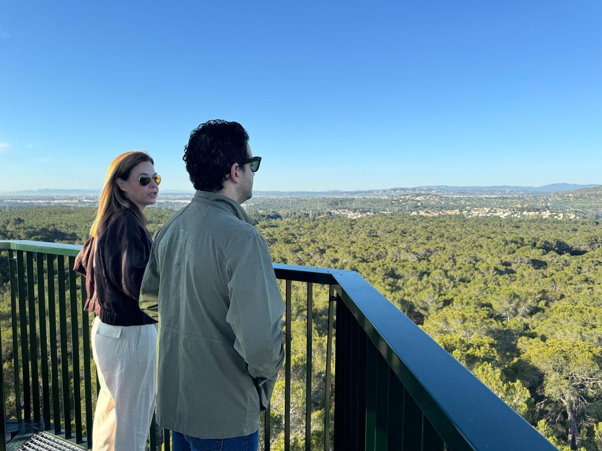 El alcalde Juan Antonio Sagredo y la concejala Nuria Montes en la torre de vigilancia de la Vallesa.