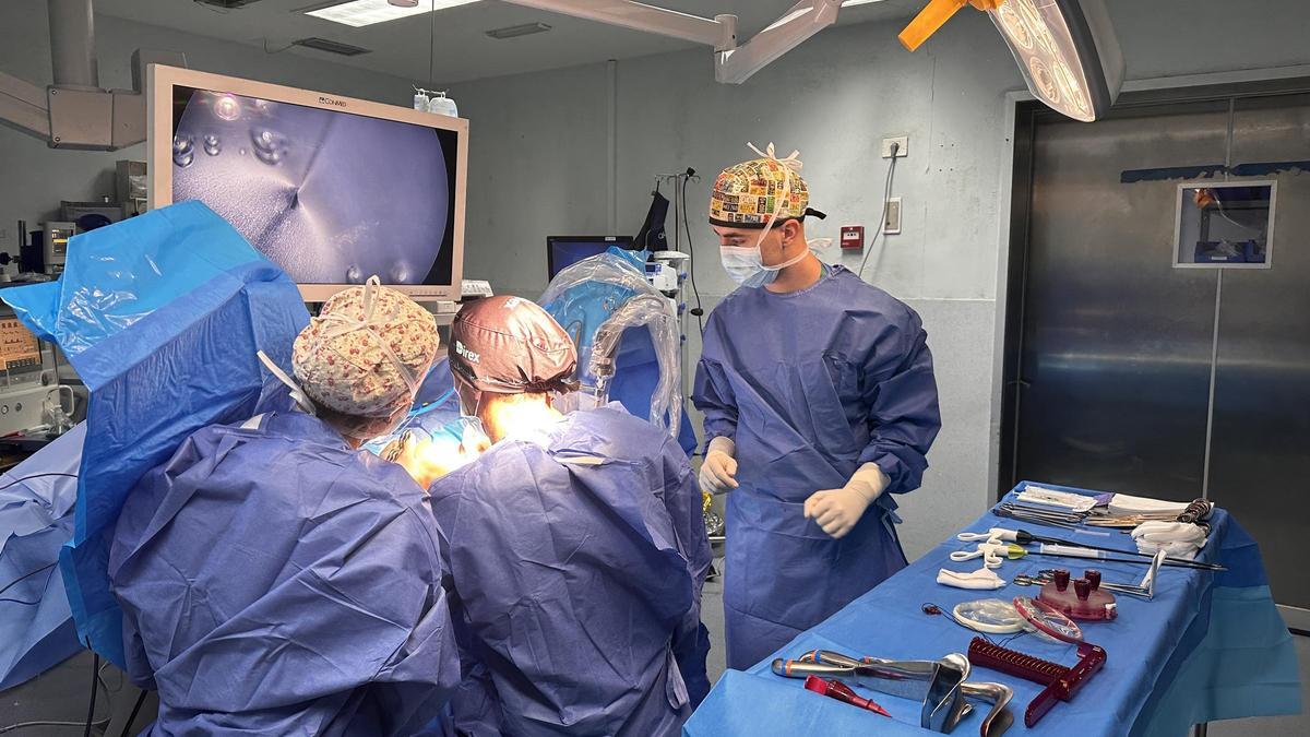 Instante de la realización de una intervención por parte del doctor Miguel Ángel Barber y su equipo con la técnica V Notes.