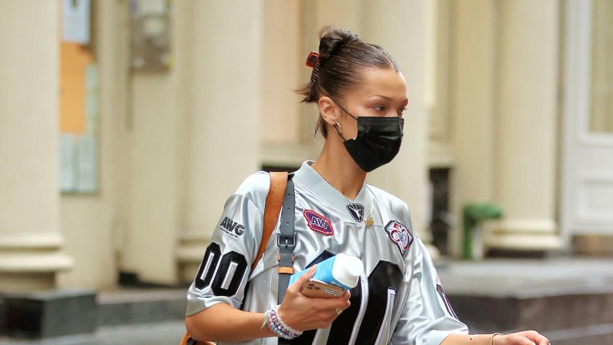 Bella Hadid con camiseta deportiva y mascarilla