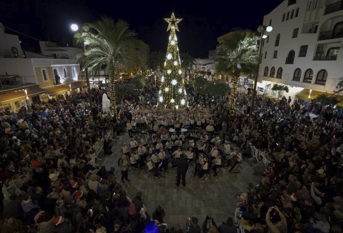 Un momento de la inauguración de las fiestas en Santa Eulària. | AYUNTAMIENTO DE SANTA EULÀRIA