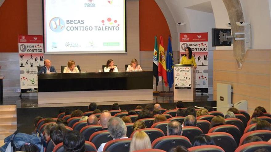 La Fundación Jóvenes y Deporte entrega las Becas Diputación Contigo 2016