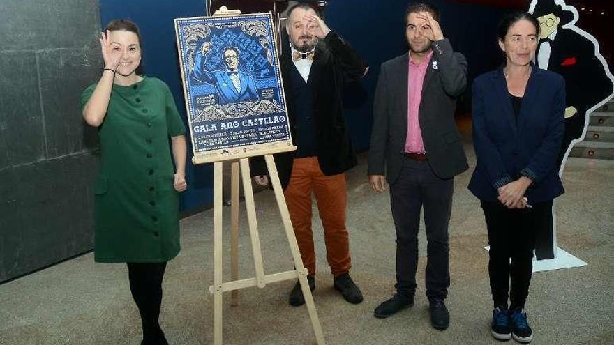 Bea Campos, Pablo Zentolo, Xosé Leal y A. Riveiro con el cartel. // R.V