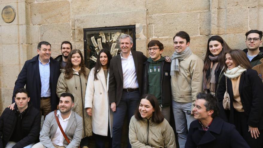 Rueda, con un grupo de universitarios frente al Rectorado de la Universidade de Santiago. |  // XOÁN ÁLVAREZ