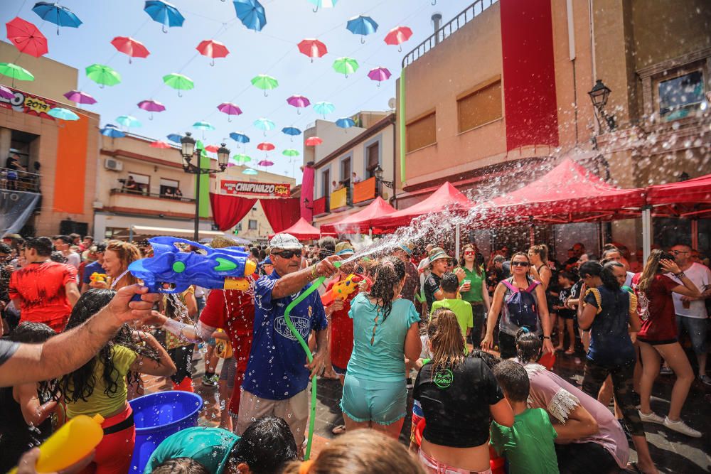 Los catralenses y muchos vecinos de la Vega Baja estallan en alegría y fiesta para iniciar las celebraciones de San Juan con el chupinazo