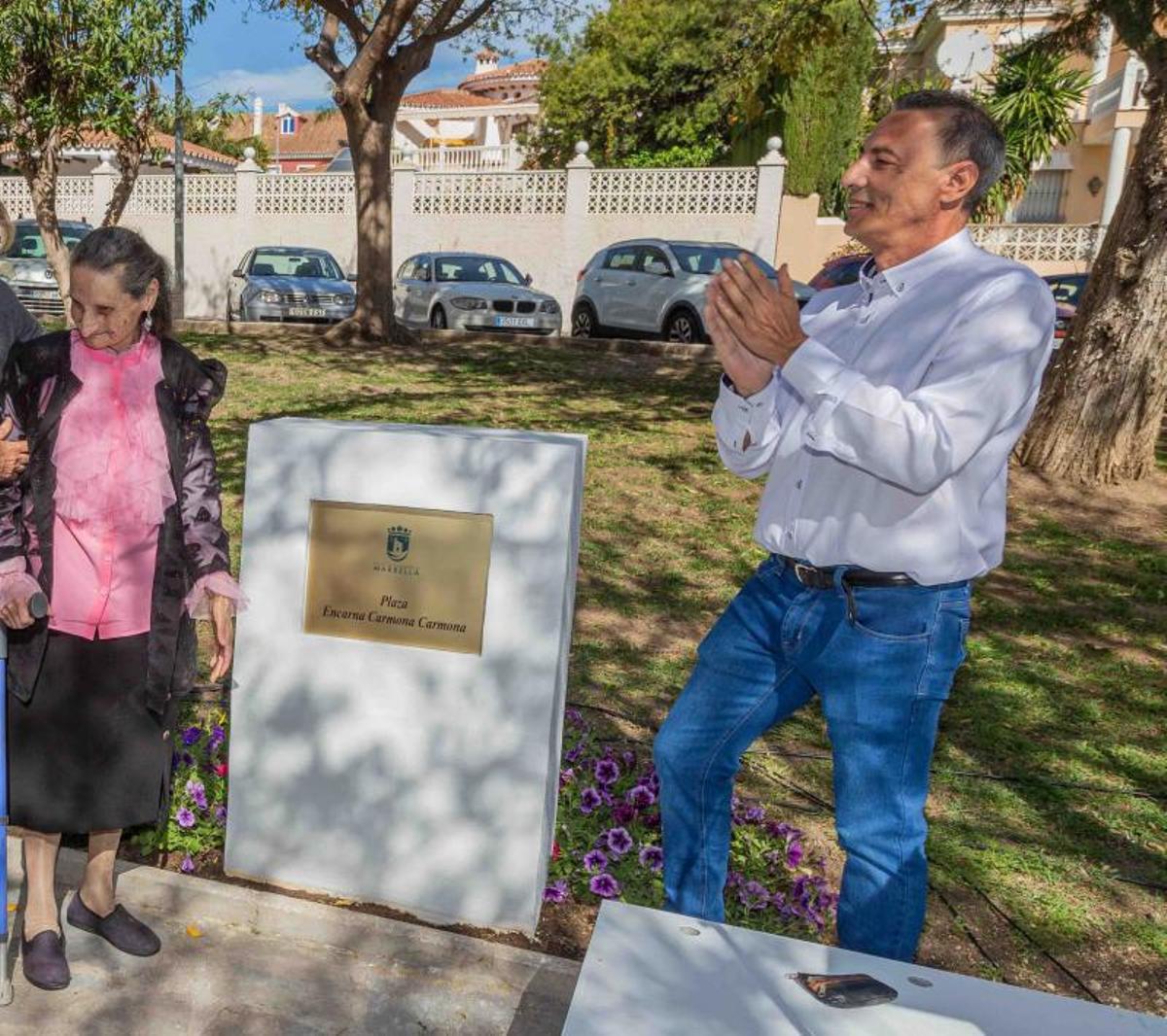 Encarna Carmona, junto al monolito de la plaza de San Pedro Alcántara que lleva su nombre. | L.O.