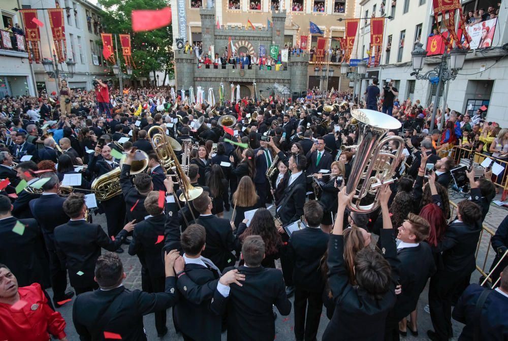 Millones de papelitos sobrevolaron a los miles de eldenses que se apiñaron cerca del castillo de Embajadas para escuchar y cantar el pasodoble Idella, que marca el comienzo de las fiestas