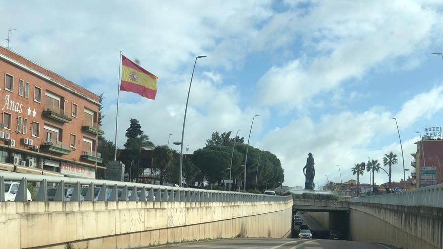 La banderas de España y de Extremadura vuelven a ondear en Mérida