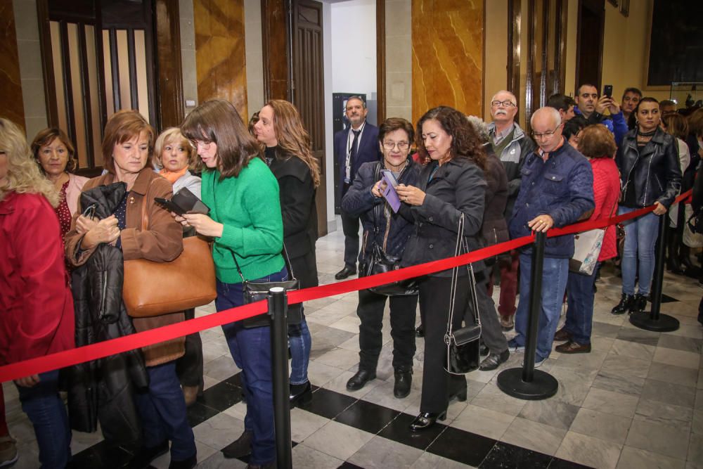 Cientos de personas pasan por delante de la urna con las cenizas del cantante para rendirle el último homenaje