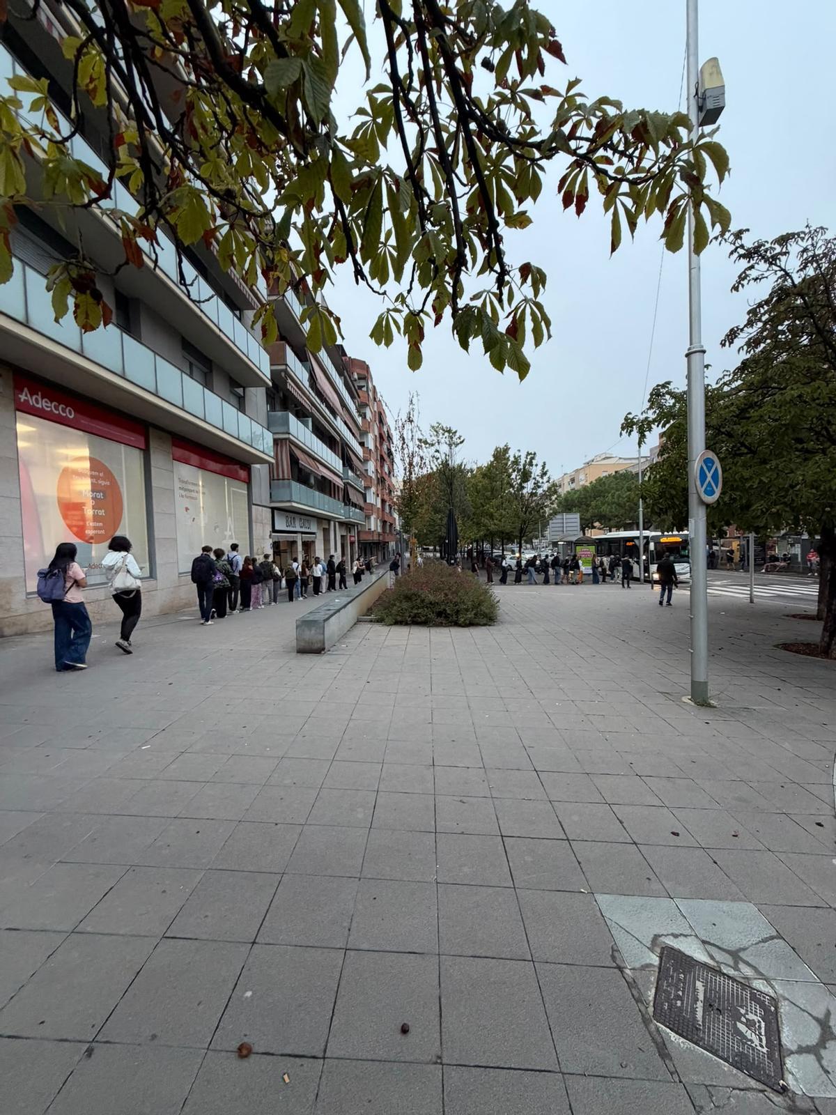 Colas para montarse en el autobús de la línea E21 Mollet del Vallès-Barcelona