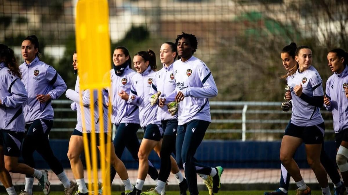 Las jugadoras del Levante UD durante un entrenamiento en Buñol