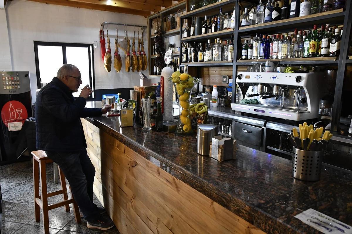 Un cliente toma un refresco en un bar de un pequeño municipio.