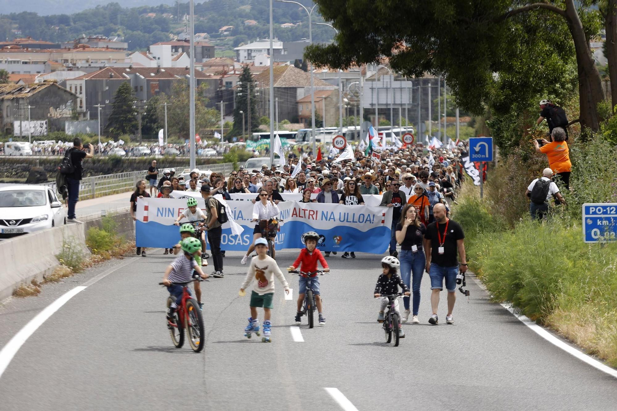 Miles de gallegos marchan de Pontevedra hasta Lourizán en protesta por las celulosas de Ence y Altri