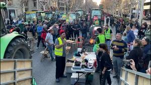 Calçotada en la marcha de tractores en las calles de Barcelona