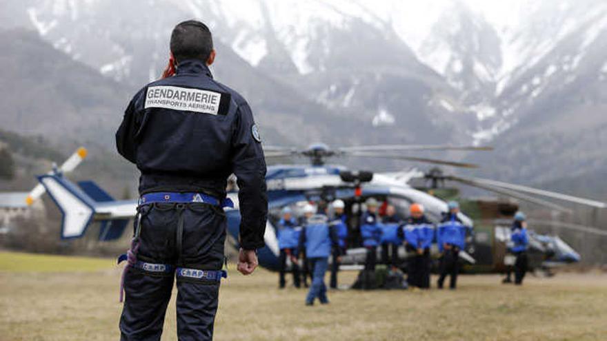 Un gendarme francés en Seyne les Alpes, donde tiene su base el operativo de recuperación de los cadáveres y los restos del aparato.