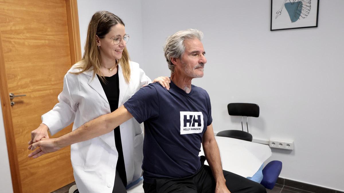 La fisioterapeuta de la AECC en Murcia Marina Pérez, en consulta ayer con un paciente.