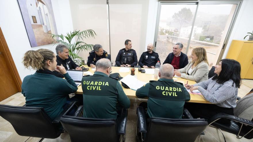 Un momento durante la Junta de Seguridad previa a la temporada turística celebrada ayer en el Ayuntamiento de Sant Joan.